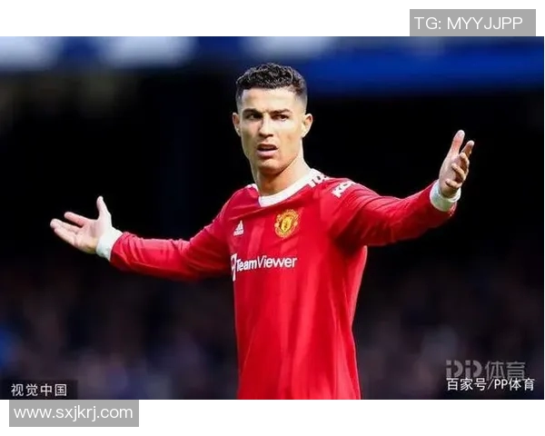 足球明星打手机事件引发热议球迷与媒体的不同反应与看法分析